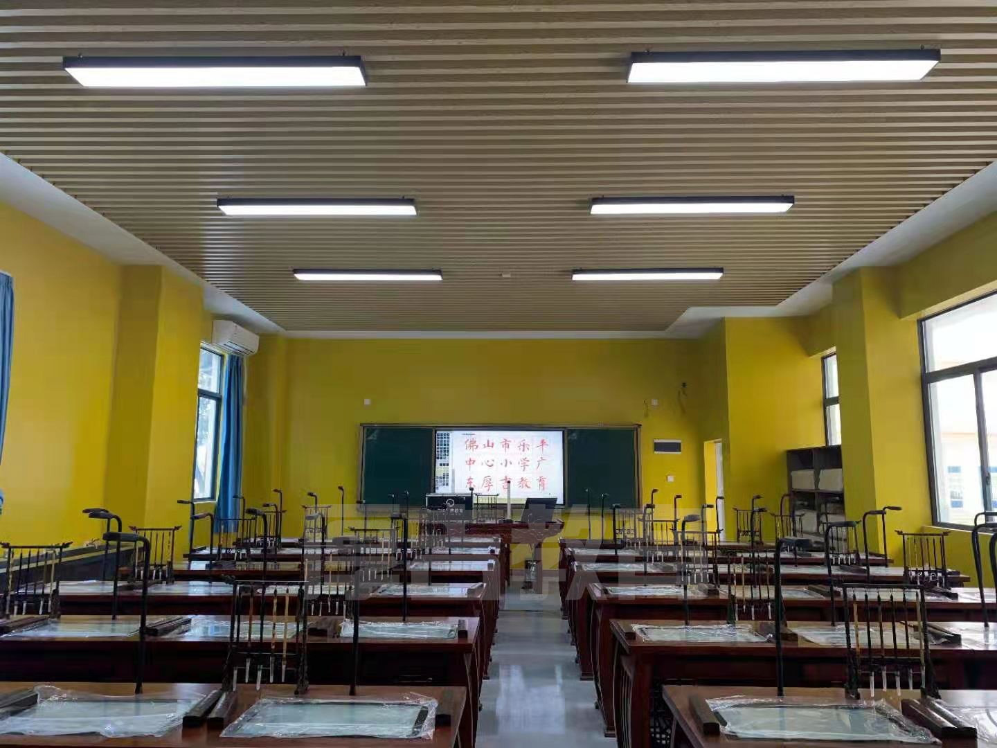 學校<a href='http://m.jrzfw.cn/chanpin/57-1.html' target='1' style='font-size:18px; font-weight:bold; color:#000000;'>書法室</a>