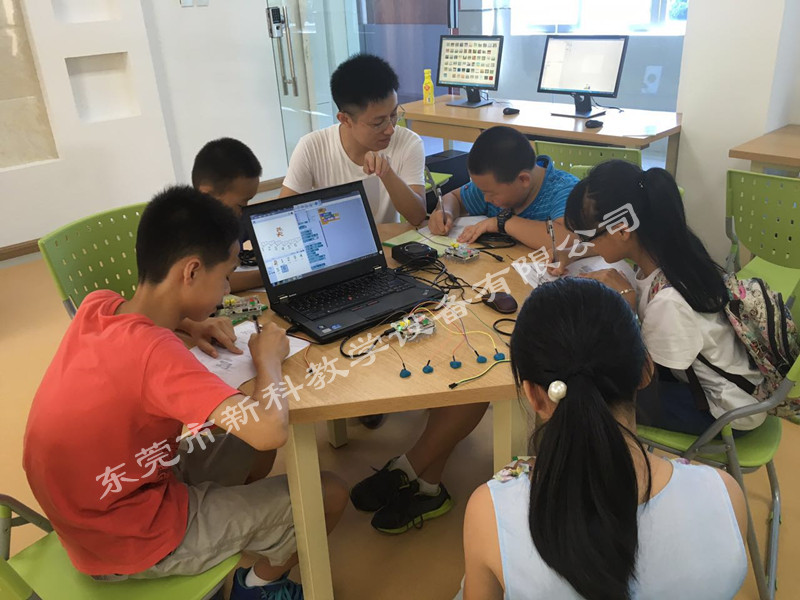 <a href='http://m.jrzfw.cn' target='1' style='font-size:14px; font-weight:bold; color:#0080ff;'>創客實驗室</a>