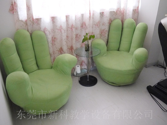 學校<a href='http://m.jrzfw.cn' target='1' style='font-size:14px; font-weight:bold; color:#0080ff;'>心理咨詢室</a>布置